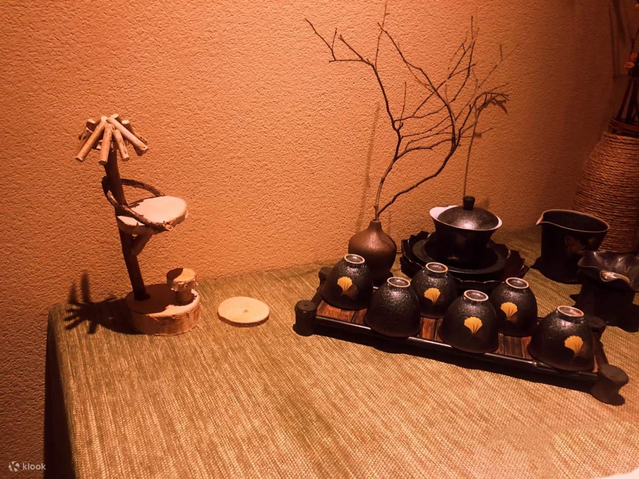 有银杏叶装饰的黑色茶具精致摆放，营造出雅致的茶艺学习场景